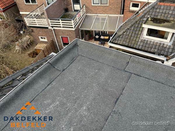 Overzicht plat dak met dakgoot in woonwijk Belfeld Overzicht plat dak met dakgoot in woonwijk Belfeld