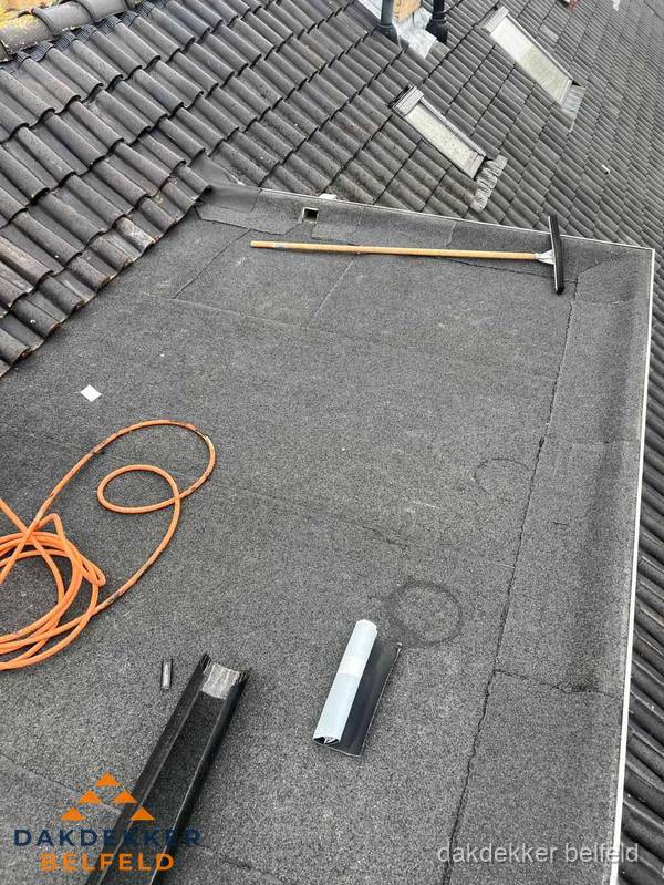 Plat dak reparatie met gereedschap en loodstroken in Belfeld Plat dak reparatie met gereedschap en loodstroken in Belfeld