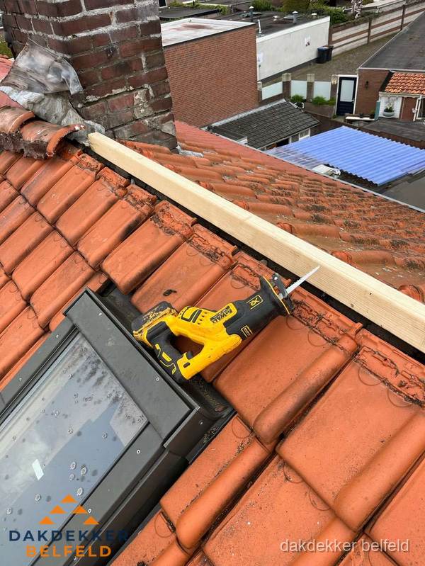 Kosten dak vervangen: werkzaamheden aan pannendak in Belfeld Kosten dak vervangen: werkzaamheden aan pannendak in Belfeld