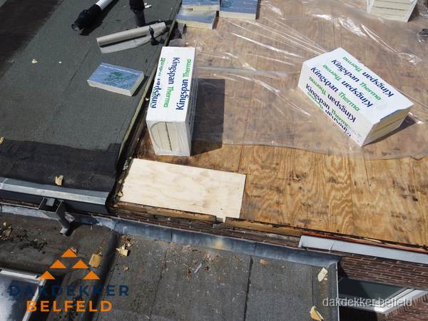 Plat dak isolatie met Kingspan isolatieplaten tijdens renovatie in Belfeld Plat dak isolatie met Kingspan isolatieplaten tijdens renovatie in Belfeld
