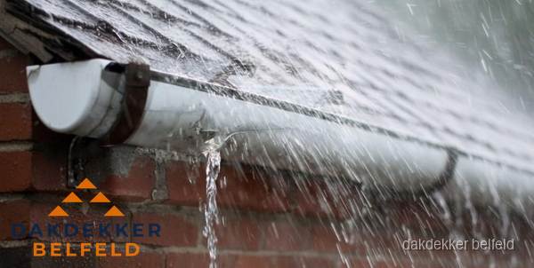 Lekkende dakgoot tijdens regenval in Belfeld Lekkende dakgoot tijdens regenval in Belfeld