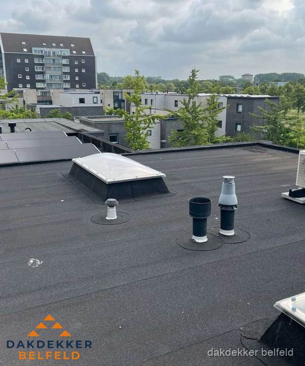 Groot plat dak met lichtkoepel en dakdoorvoeren in Belfeld Groot plat dak met lichtkoepel en dakdoorvoeren in Belfeld