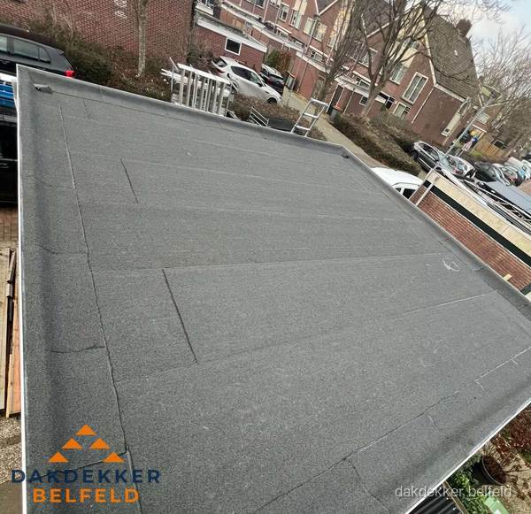 Nieuwe bitumen dakbedekking op plat dak van garage in Belfeld Nieuwe bitumen dakbedekking op plat dak van garage in Belfeld