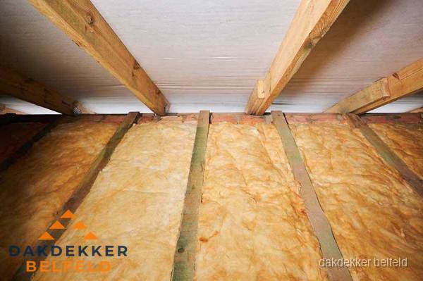 Dakisolatie met glaswol tussen dakspanten in Belfeld