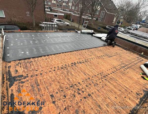 Dakdekker legt onderlaag op plat dak met houten constructie in Belfeld Dakdekker legt onderlaag op plat dak met houten constructie in Belfeld