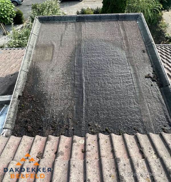 Verouderd plat dak met bitumen en slijtage voor lekkage inspectie in Belfeld Verouderd plat dak met bitumen en slijtage voor lekkage inspectie in Belfeld