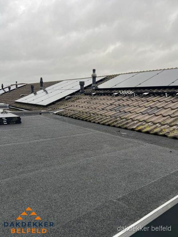Bitumen dakbedekking op plat dak met aansluitend pannendak en zonnepanelen in Belfeld Bitumen dakbedekking op plat dak met aansluitend pannendak en zonnepanelen in Belfeld