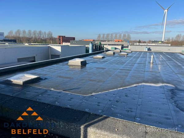 Plat dak bedrijfspand met bitumen dakbedekking en lichtkoepels in Belfeld Plat dak bedrijfspand met bitumen dakbedekking en lichtkoepels in Belfeld