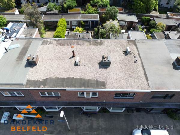 Plat dak met grindballast en dakdoorvoeren in Belfeld Plat dak met grindballast en dakdoorvoeren in Belfeld