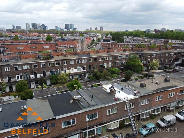 Spoed dakdekker aan het werk op plat dak in woonwijk Belfeld Spoed dakdekker aan het werk op plat dak in woonwijk Belfeld