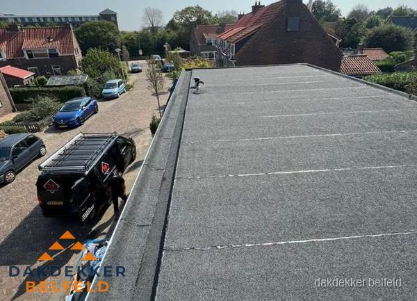 Nieuw bitumen plat dak met uitzicht over woonwijk in Belfeld Nieuw bitumen plat dak met uitzicht over woonwijk in Belfeld