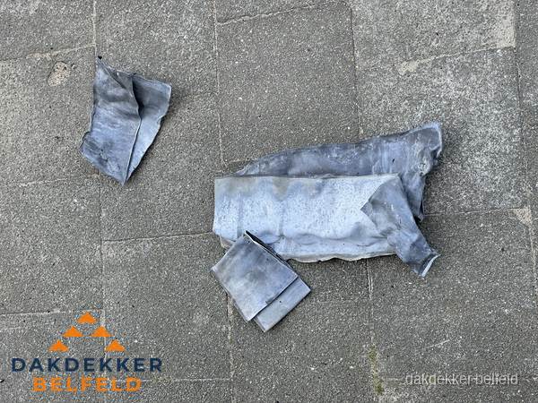 Oude verwijderde loodslabben na vervanging in Belfeld Oude verwijderde loodslabben na vervanging in Belfeld