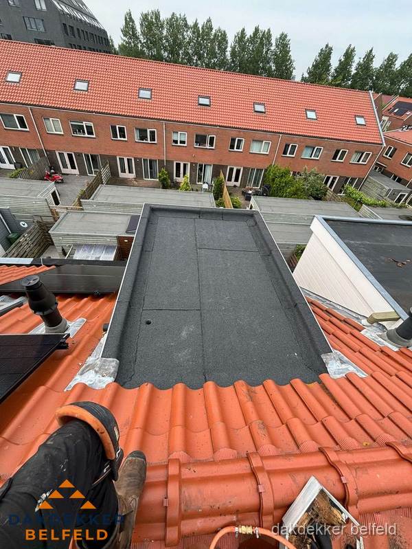 Bitumen dak reparatie op plat dak tussen dakpannen in Belfeld Bitumen dak reparatie op plat dak tussen dakpannen in Belfeld