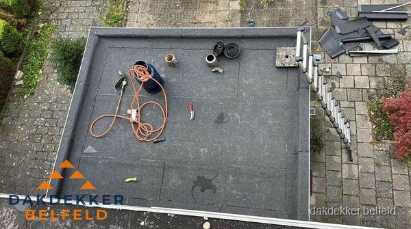 Plat dak met nieuwe bitumen bedekking in Belfeld Plat dak met nieuwe bitumen bedekking in Belfeld