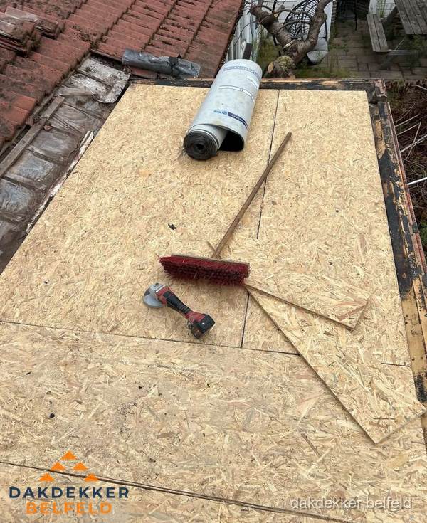 Plat dak vervangen met nieuwe OSB-ondergrond en bitumenrol in Belfeld Plat dak vervangen met nieuwe OSB-ondergrond en bitumenrol in Belfeld