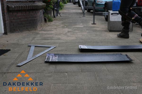 Dakbedekkingsmateriaal en zinkwerk klaargelegd voor reparatie in Belfeld
