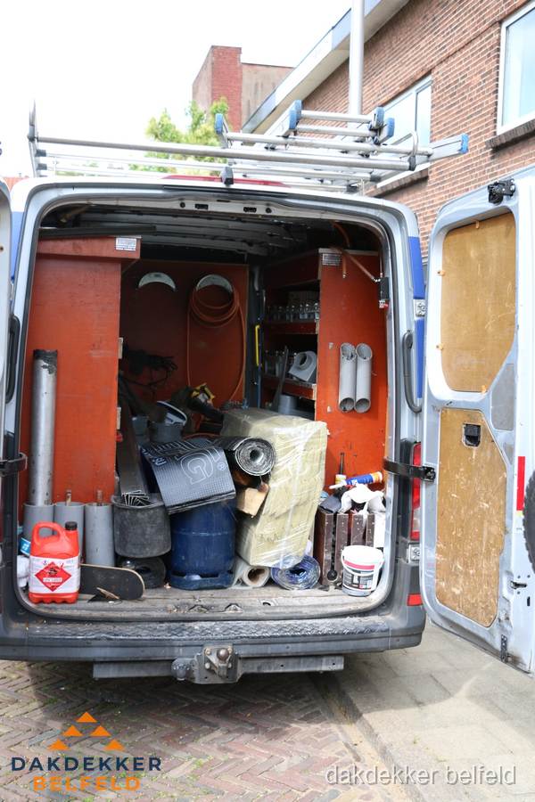 Bedrijfsbus van dakdekker met gereedschap en materialen in Belfeld