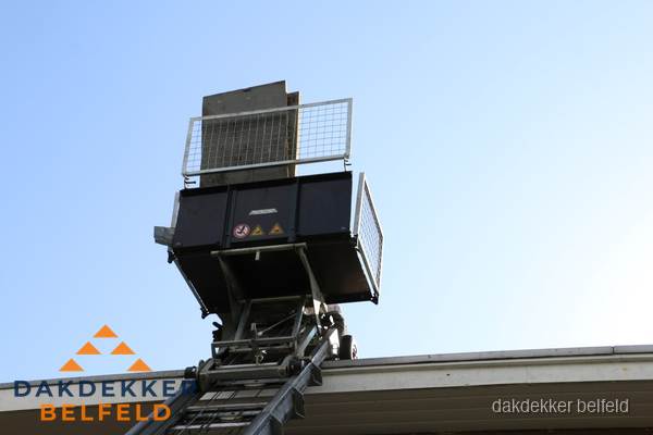 Dakdekkerslift voor materiaal transport bij dakwerkzaamheden in Belfeld