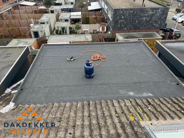 Plat dak met nieuwe bitumen dakbedekking en brandgereedschap in Belfeld Plat dak met nieuwe bitumen dakbedekking en brandgereedschap in Belfeld