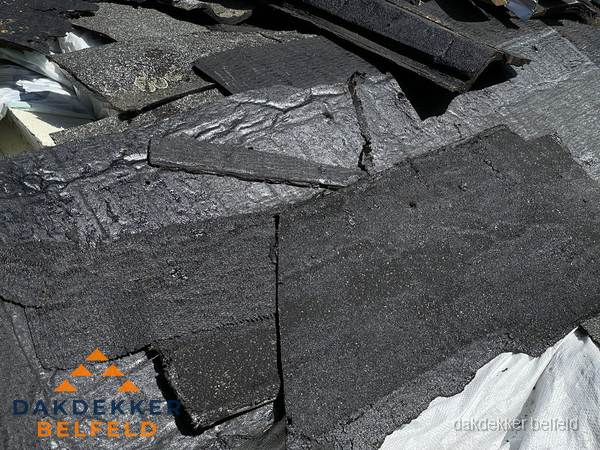 Verwijderd oud bitumen dakleer klaar voor vervanging in Belfeld Verwijderd oud bitumen dakleer klaar voor vervanging in Belfeld