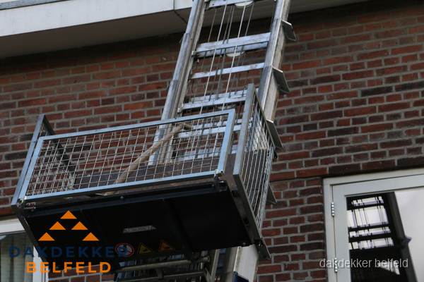 Ladderlift met dakpannen voor dakpan reparatie in Belfeld Ladderlift met dakpannen voor dakpan reparatie in Belfeld