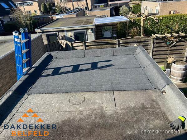 Dakdekker bij bitumen plat dak renovatie in Belfeld Dakdekker bij bitumen plat dak renovatie in Belfeld
