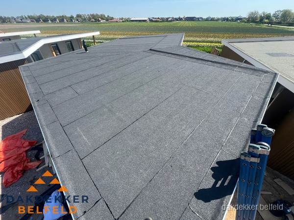 Nieuw bitumen plat dak met uitzicht over landschap in Belfeld Nieuw bitumen plat dak met uitzicht over landschap in Belfeld