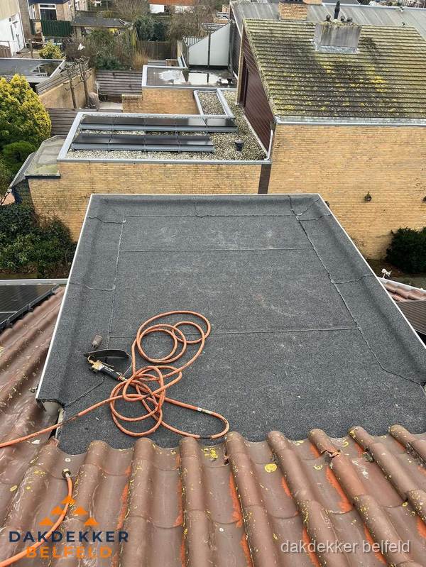 Reparatie aansluiting plat dak en schuin dak in Belfeld Reparatie aansluiting plat dak en schuin dak in Belfeld