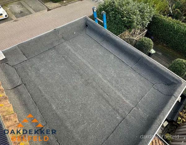 Gerenoveerd plat dak met nieuwe bitumen dakbedekking in Belfeld Gerenoveerd plat dak met nieuwe bitumen dakbedekking in Belfeld