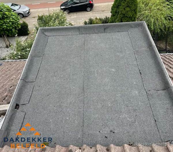 Nieuw aangebrachte bitumen dakbedekking op plat dak in Belfeld