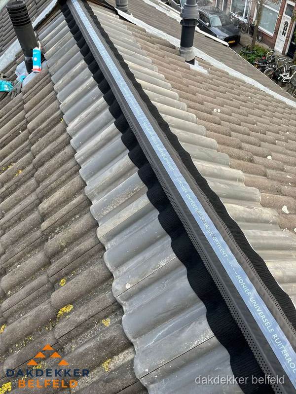 Nokvorst met Monier ventilatie op schuin pannendak in Belfeld Nokvorst met Monier ventilatie op schuin pannendak in Belfeld