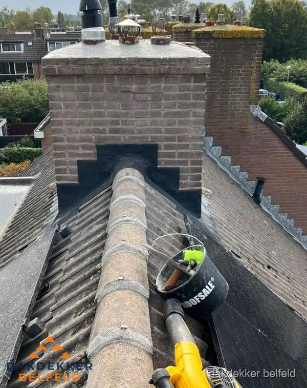 Schoorsteen met loodaansluiting en nokvorst op pannendak in Belfeld Schoorsteen met loodaansluiting en nokvorst op pannendak in Belfeld