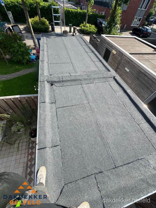 Bitumen plat dak rijtjeswoning vanuit dakdekker perspectief in Belfeld Bitumen plat dak rijtjeswoning vanuit dakdekker perspectief in Belfeld