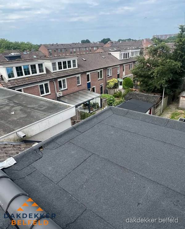 Vernieuwd plat dak met bitumen in woonwijk in Belfeld
