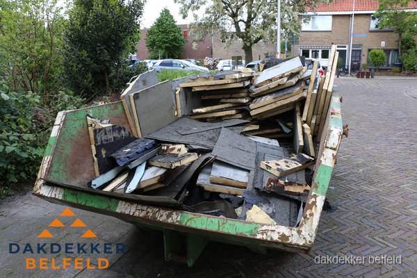 Puincontainer met oud dakmateriaal na dakrenovatie in Belfeld Puincontainer met oud dakmateriaal na dakrenovatie in Belfeld