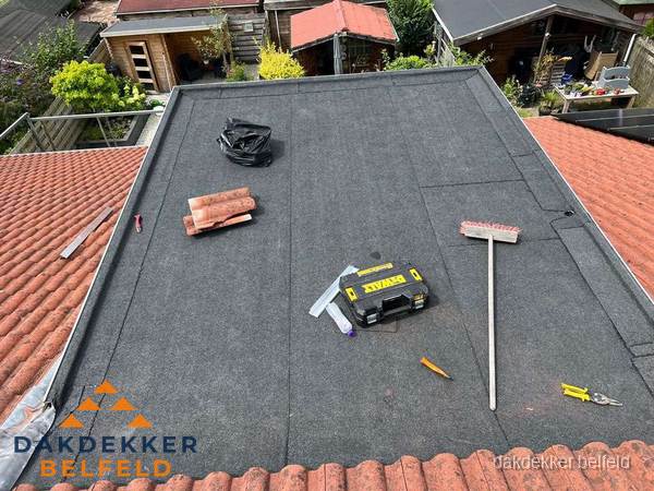 Gereedschap op nieuw plat dak na renovatie in Belfeld Gereedschap op nieuw plat dak na renovatie in Belfeld