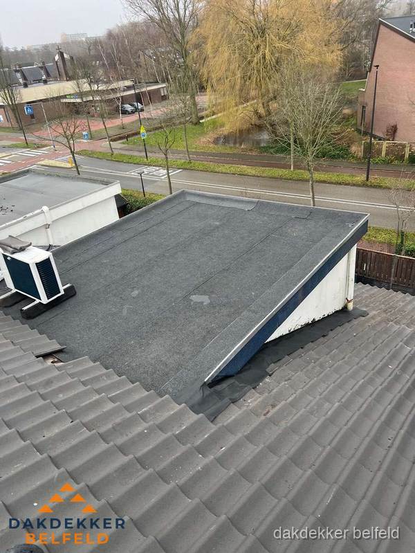 Plat dak met bitumen dakbedekking naast schuin pannendak in Belfeld Plat dak met bitumen dakbedekking naast schuin pannendak in Belfeld