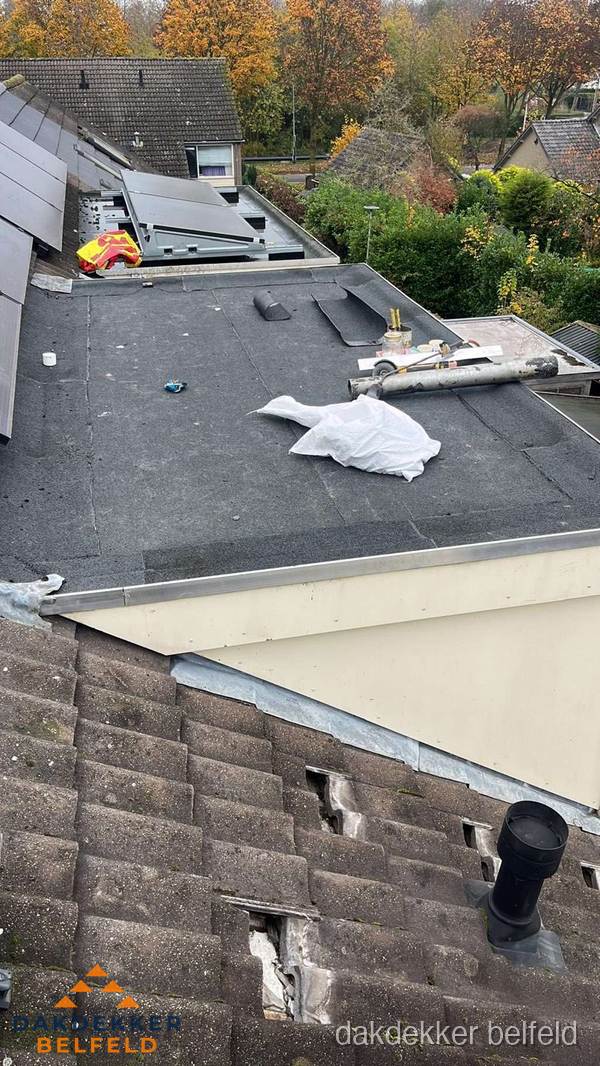 Beschadigde dakbedekking op plat dak voor reparatie in Belfeld Beschadigde dakbedekking op plat dak voor reparatie in Belfeld