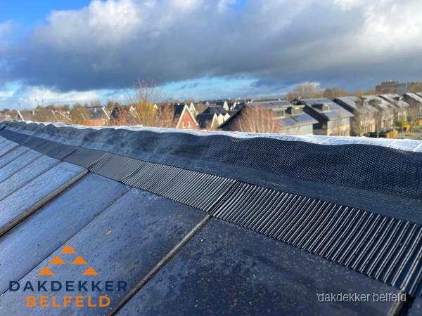 Dakisolatie bij de nok met ventilatieprofiel op schuin dak in Belfeld Dakisolatie bij de nok met ventilatieprofiel op schuin dak in Belfeld