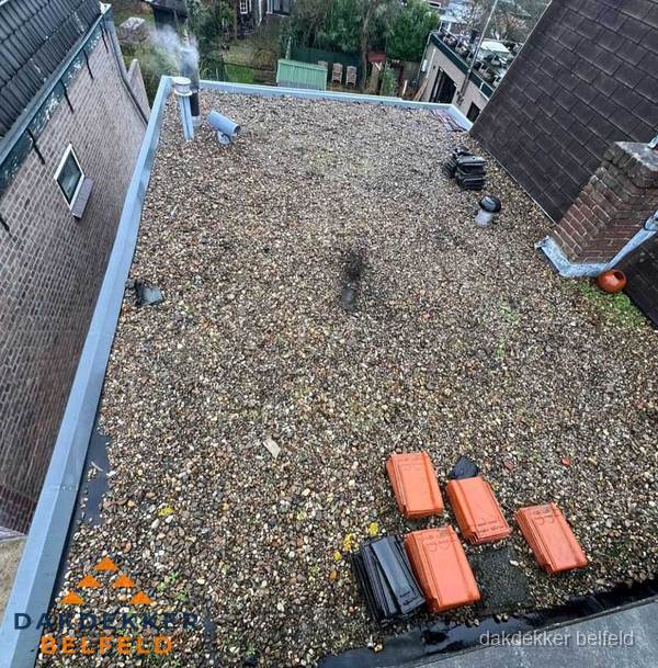 Plat dak met grindballast en dakdoorvoeren in Belfeld Plat dak met grindballast en dakdoorvoeren in Belfeld