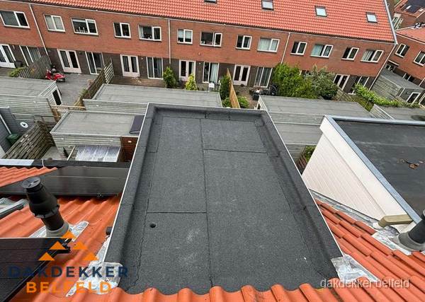 Plat dak met bitumen bedekking naast dakkapel in Belfeld Plat dak met bitumen bedekking naast dakkapel in Belfeld