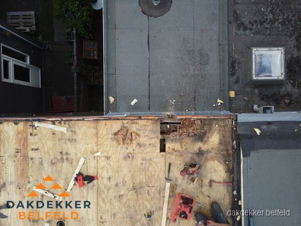 Dakschade en renovatie plat dak vanuit de lucht in Belfeld Dakschade en renovatie plat dak vanuit de lucht in Belfeld