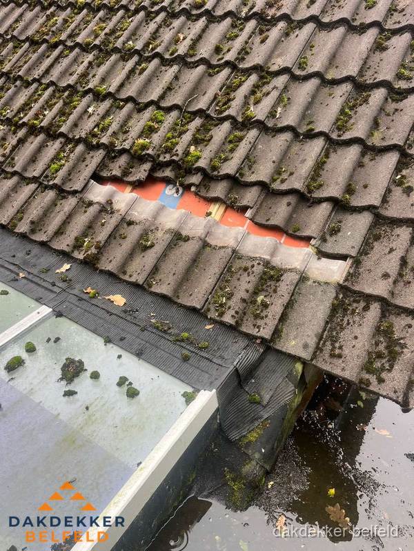 Beschadigd pannendak met ontbrekende dakpannen voor reparatie in Belfeld Beschadigd pannendak met ontbrekende dakpannen voor reparatie in Belfeld