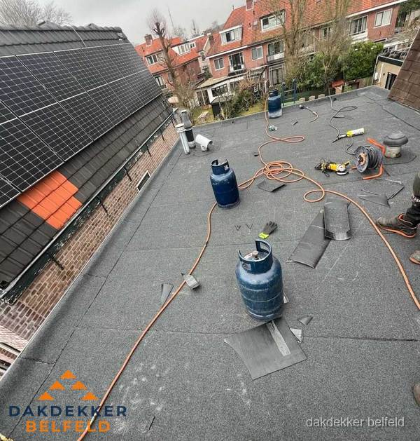 Daklekkage repareren met brandgereedschap op plat dak in Belfeld Daklekkage repareren met brandgereedschap op plat dak in Belfeld