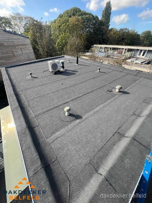 Kosten dakdekker: afgewerkt plat bedrijfsdak met bitumen in Belfeld