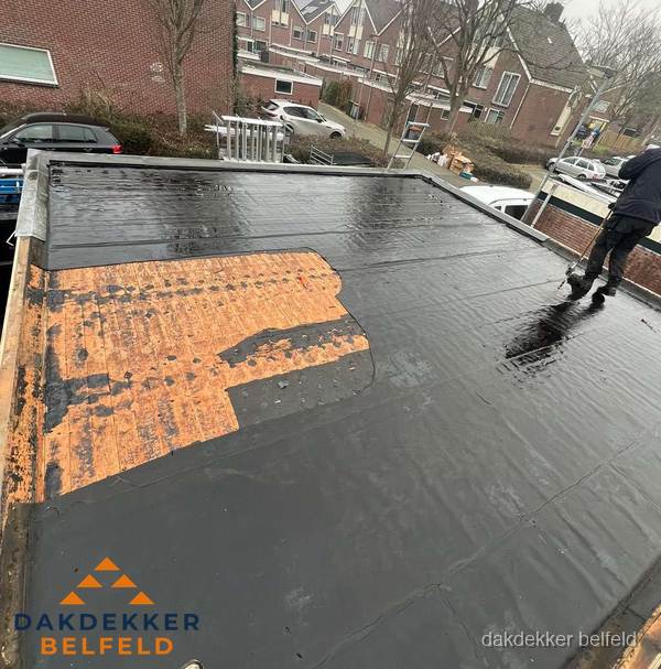 Dakdekker brengt EPDM dakbedekking aan op plat dak in Belfeld Dakdekker brengt EPDM dakbedekking aan op plat dak in Belfeld
