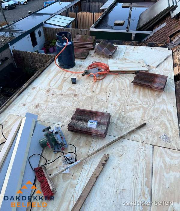 Dakreparatie werkzaamheden op plat dak met gereedschap in Belfeld Dakreparatie werkzaamheden op plat dak met gereedschap in Belfeld