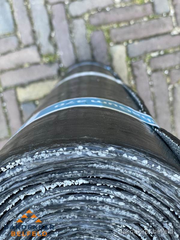 Rol bitumen dakleer met leislag voor plat dak in Belfeld