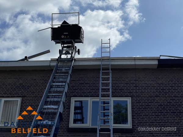 Ladderlift en ladder bij woning voor dakinspectie in Belfeld