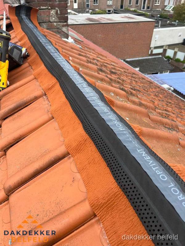 Nokventilatie installeren op hellend pannendak in Belfeld Nokventilatie installeren op hellend pannendak in Belfeld